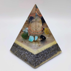 Orgonite Pirâmide Pentagonal com Mica, Obsidiana floco de neve, Amazonite, Aventurina verde, Larimar e Quartzo