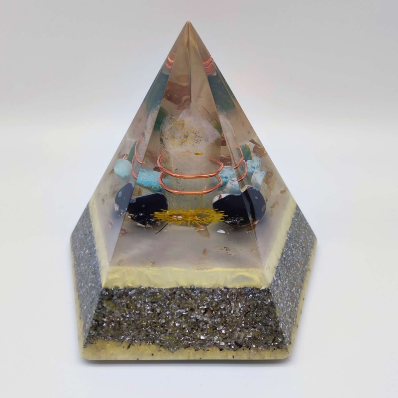 Orgonite Pirâmide Pentagonal com Mica, Obsidiana floco de neve, Amazonite, Aventurina verde, Larimar e Quartzo