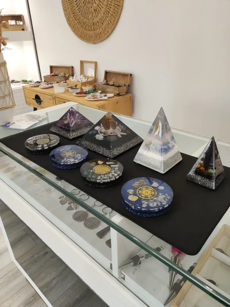 Pirâmide de Orgonite com Cristais